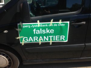 Jyske bank er ikke som andre banker, her laver vi falske garantier, og tager penge for at stille falske lånegarantier, i Jyske Bank tager vi også penge for at hjem tage lån der ikke findes, vi er meget anderledes i den store danske bank, Jyske bank vi tager også lånesagsgebyr på de lån du ikke vil have, så vil du have en ærlig bank, skal du nok ikke spørge i Jyske bank 